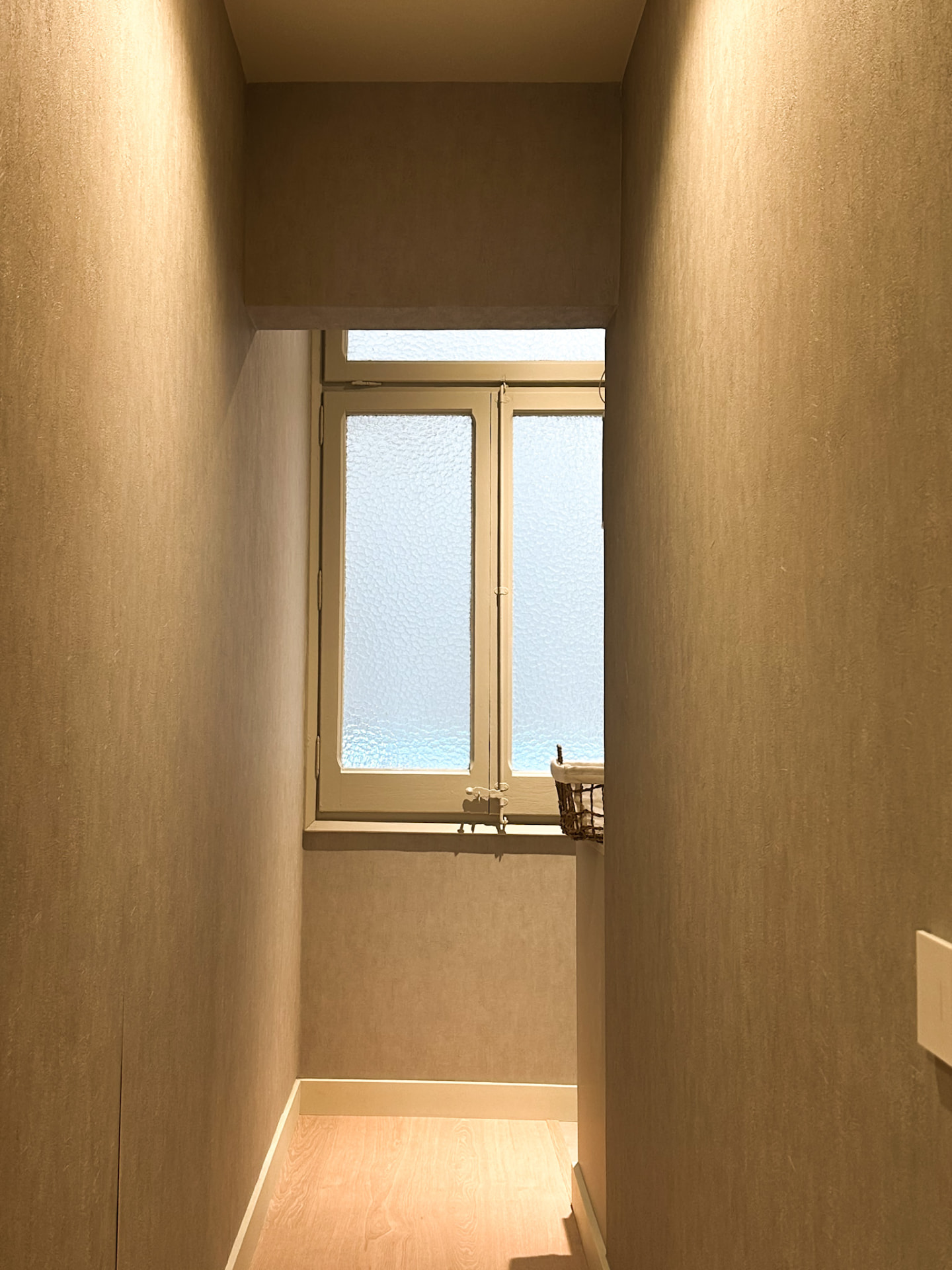 Av.da Sarrià — lavadero con ventana