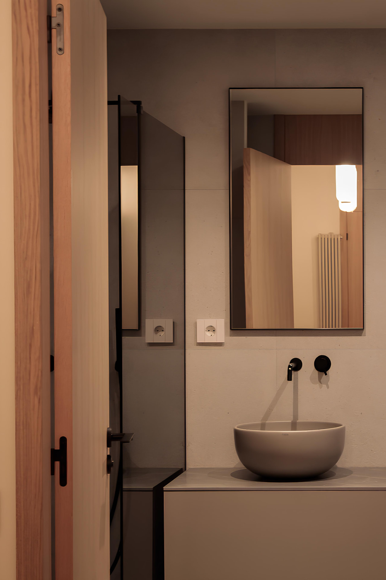 Av.da Sarrià — baño con espejo y mueble suspendido