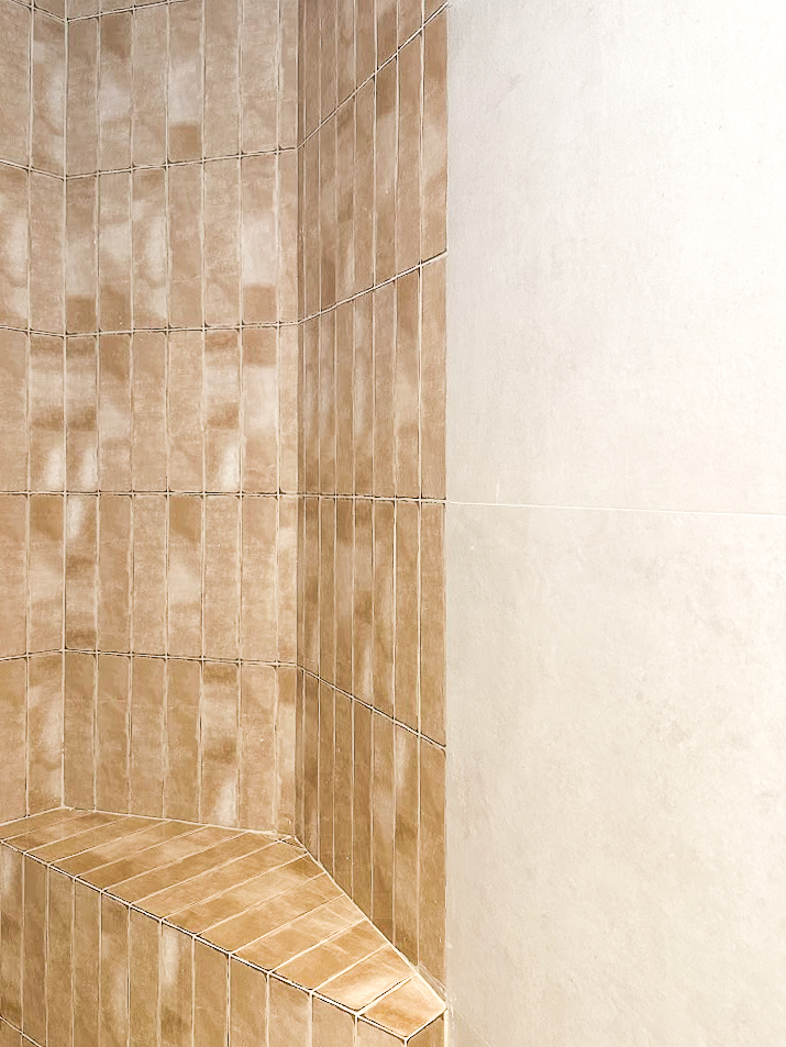 Viladomat — ducha revestida de azulejo artesanal