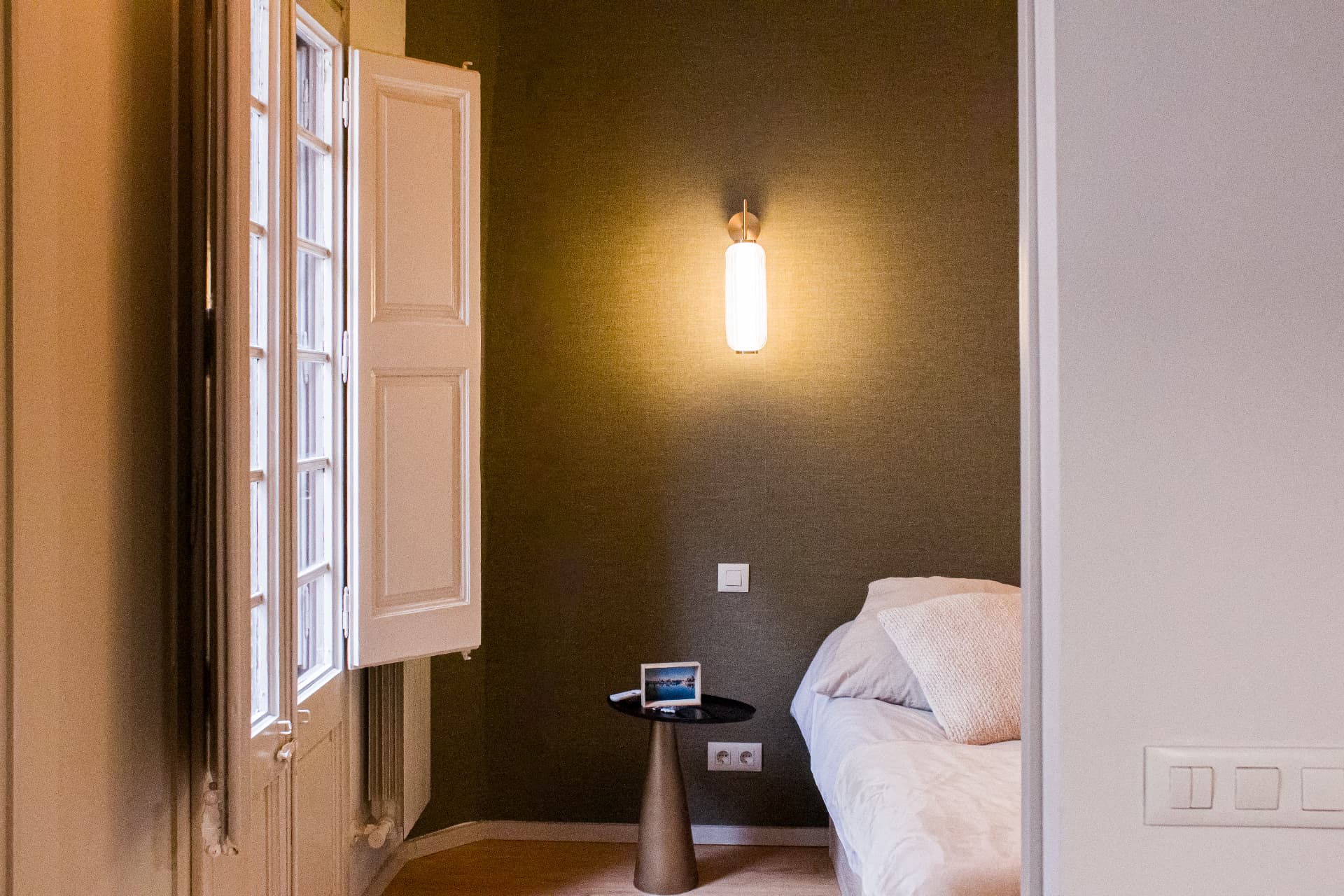 Portolà — detalle de dormitorio con aplique