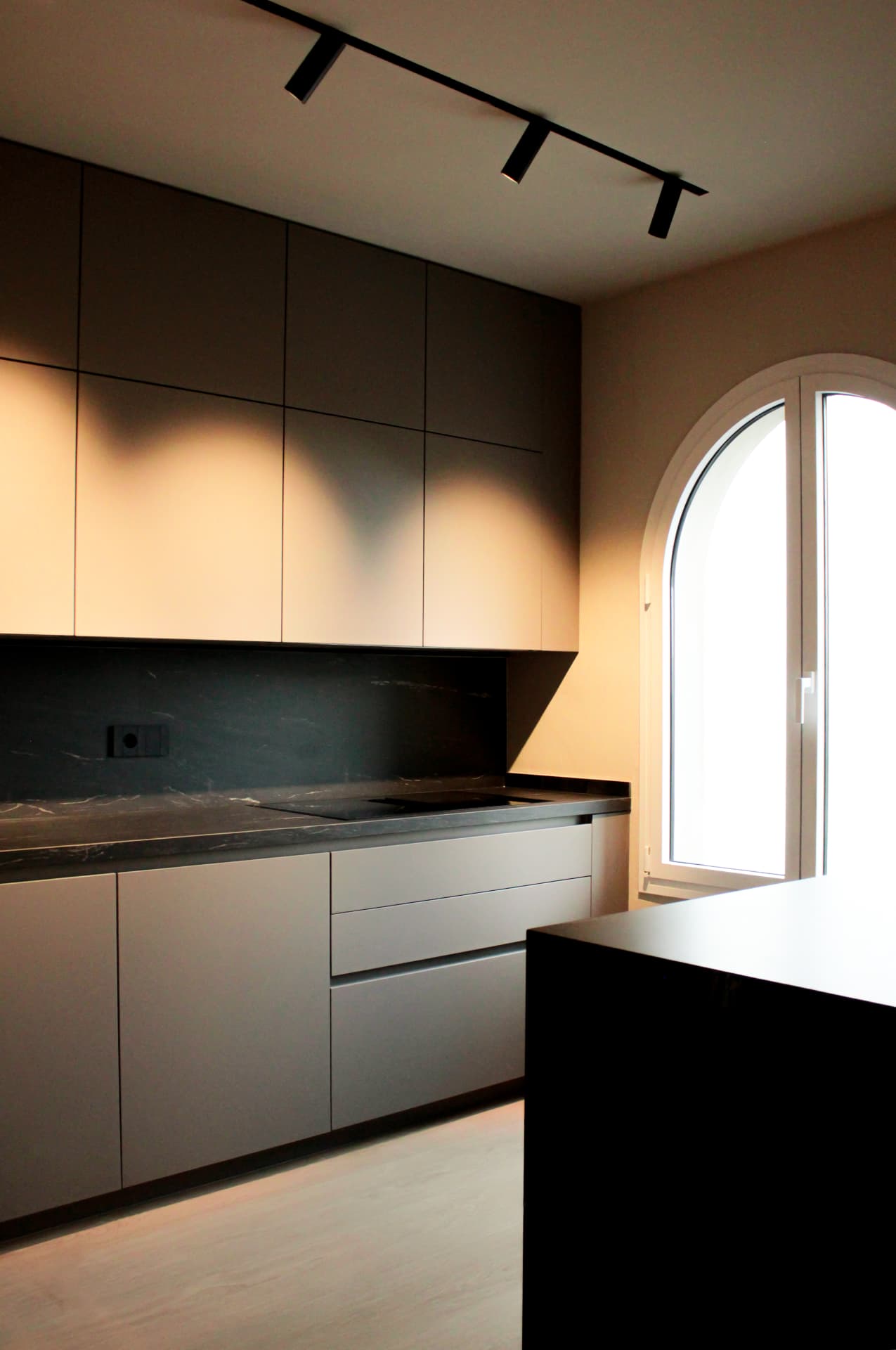 Av.da Sarrià — cocina con ventana en arco