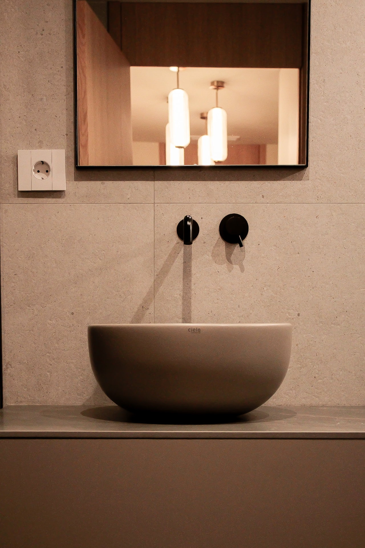 Av.da Sarrià — baño con lavabo sobre encimera de piedra