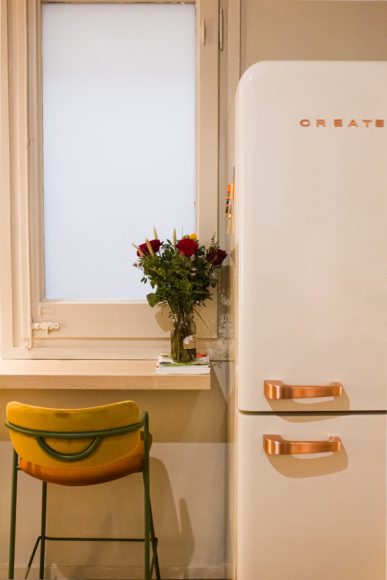 Portolà — cocina con nevera vintage