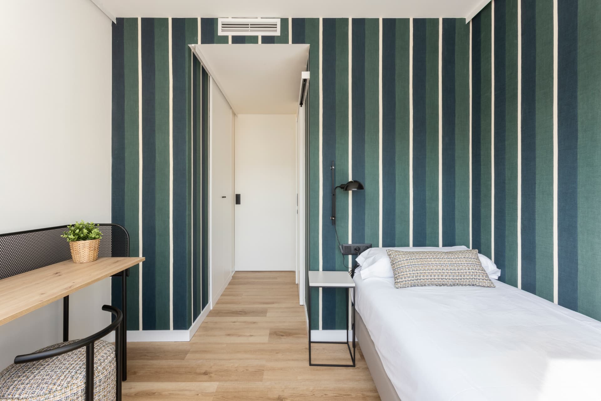 Apartamentos Sailor Pro — dormitorio con papel de rayas