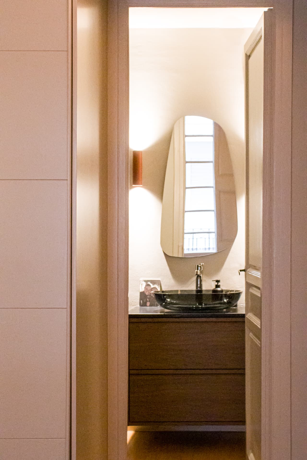 Portolà — baño con espejo orgánico