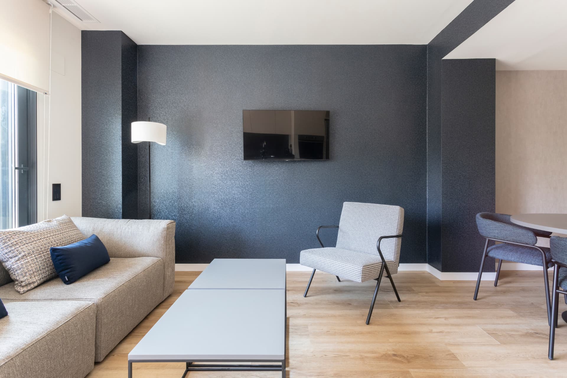 Apartamentos Sailor Pro — salón con pared azul