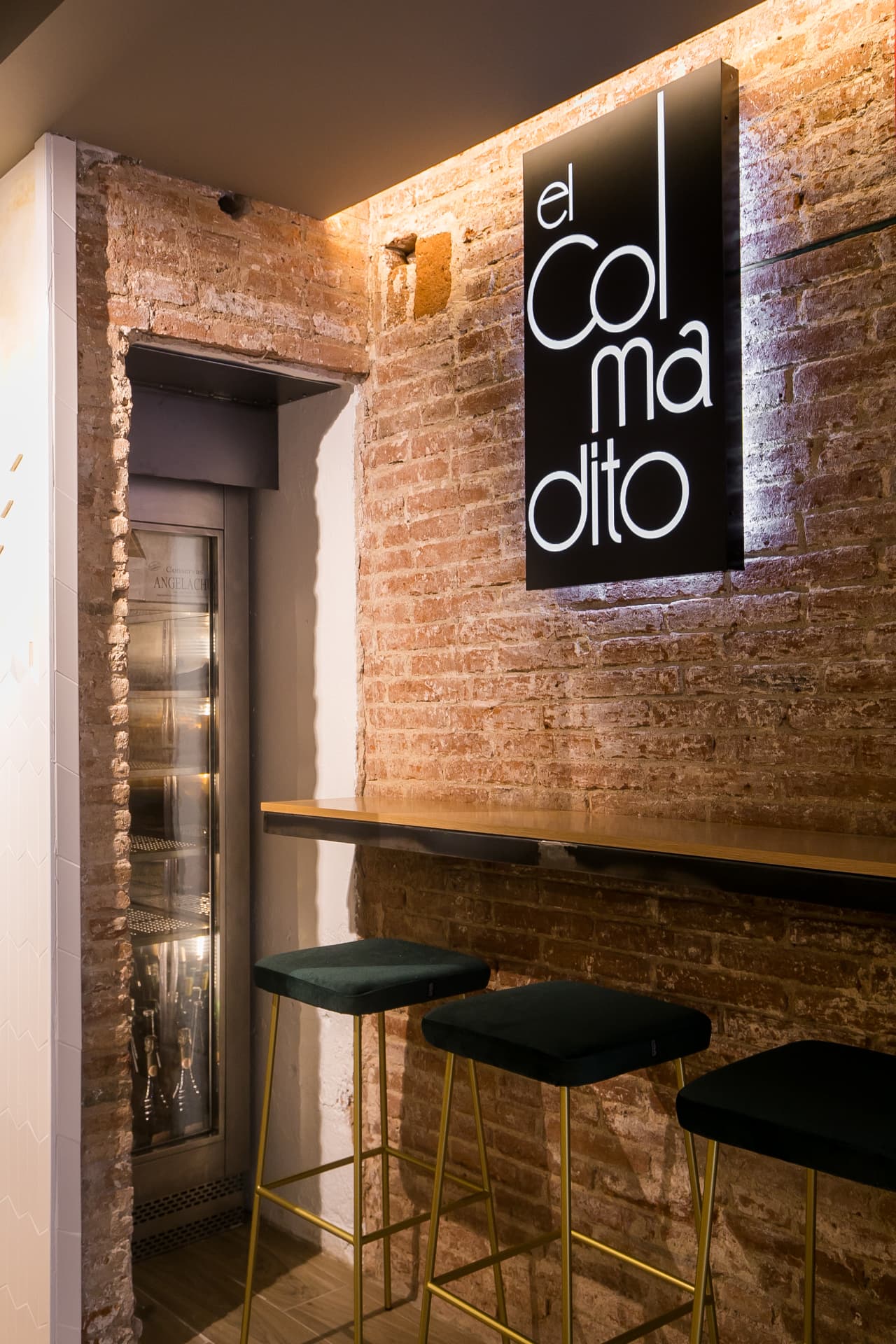 El Colmadito — rótulo iluminado