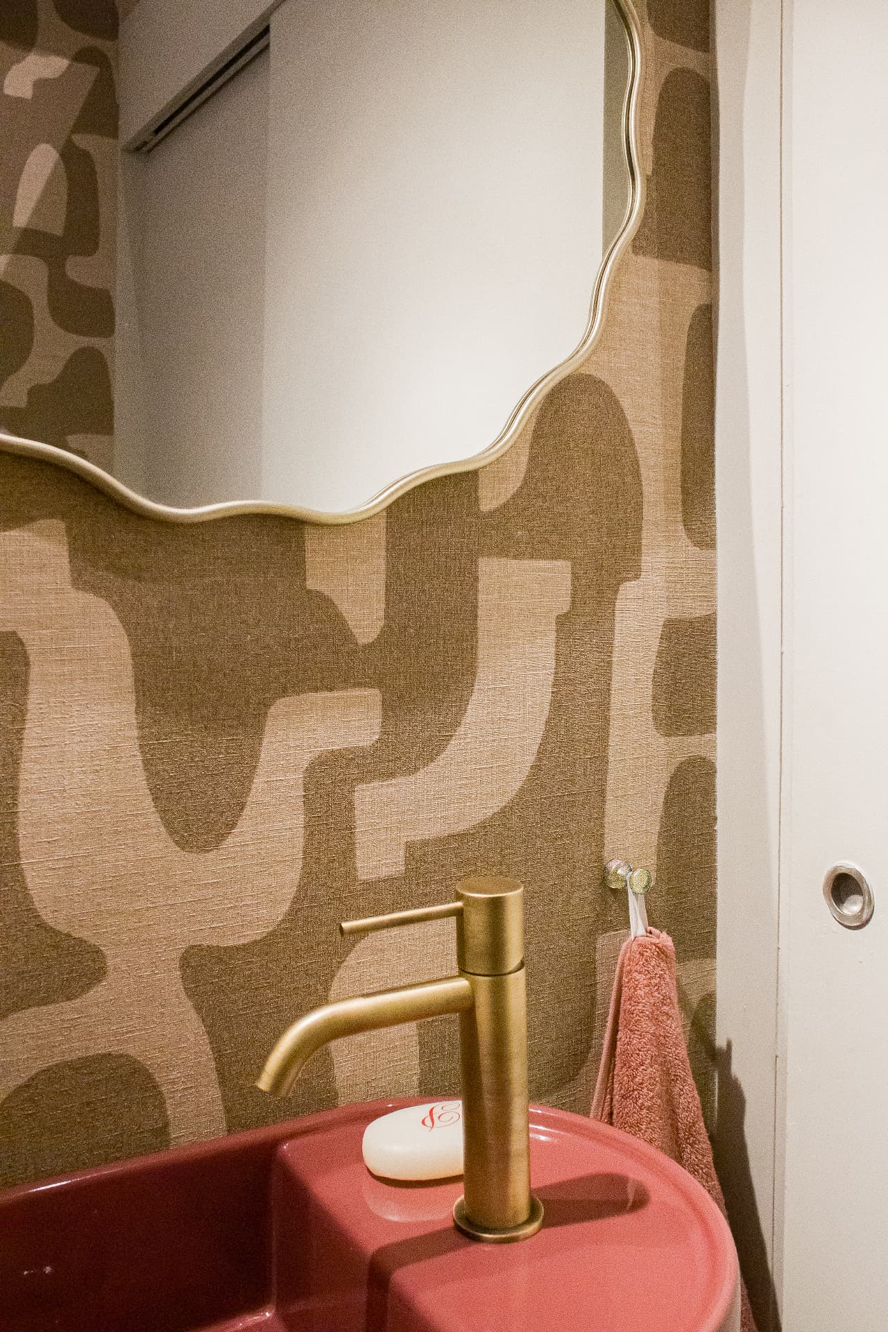 Portolà — aseo con papel pintado y lavabo rosa