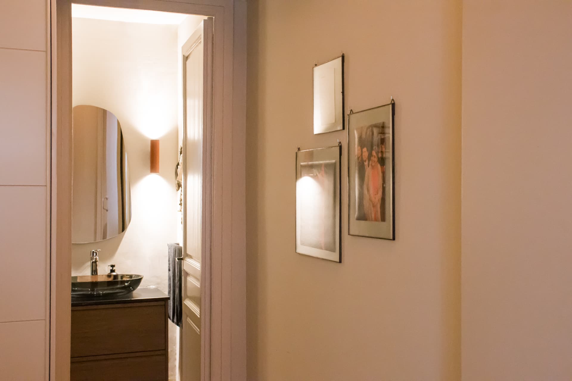 Portolà — aseo con lavabo y espejo orgánico