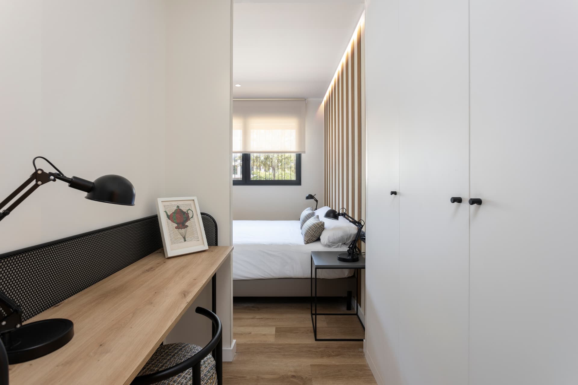 Apartamentos Sailor Pro — dormitorio con escritorio y armario