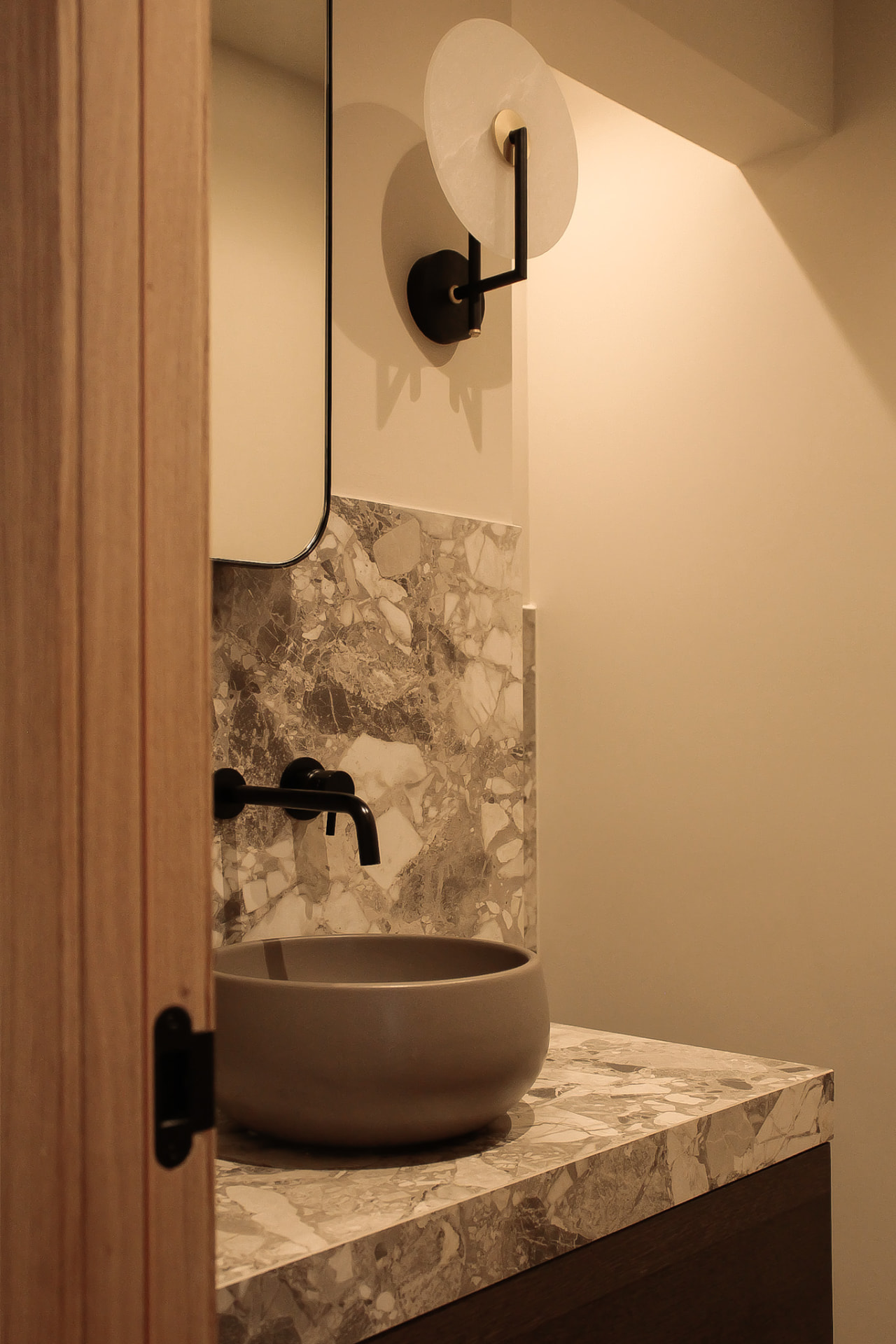 Av.da Sarrià — aseo con lavabo cerámico y grifería negra