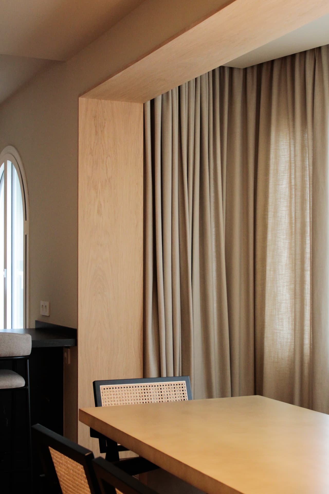 Av.da Sarrià — comedor con cortinas de lino