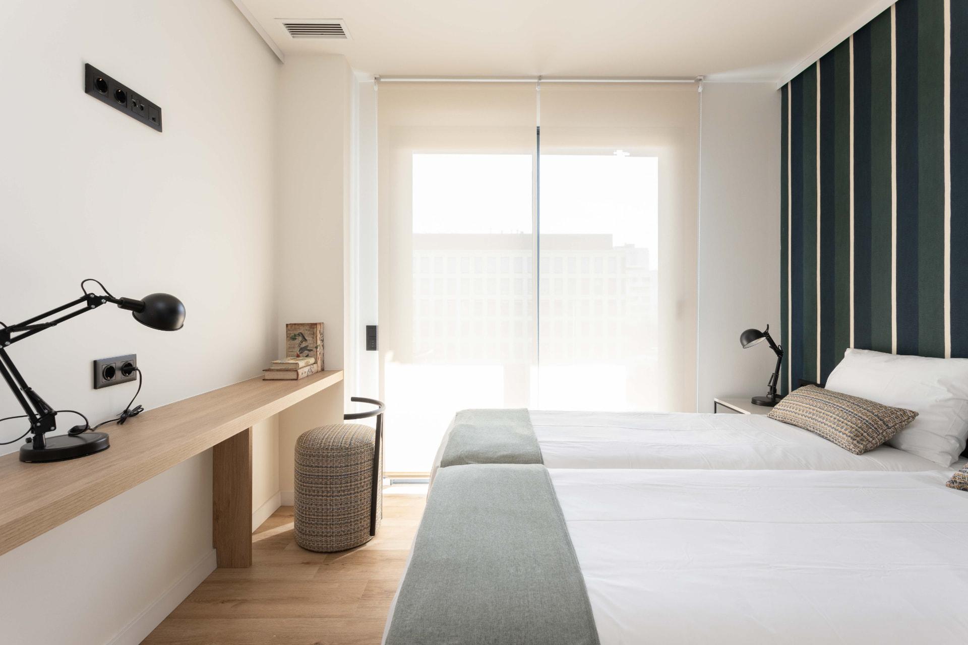 Apartamentos Sailor Pro — dormitorio doble con papel de rayas verdes