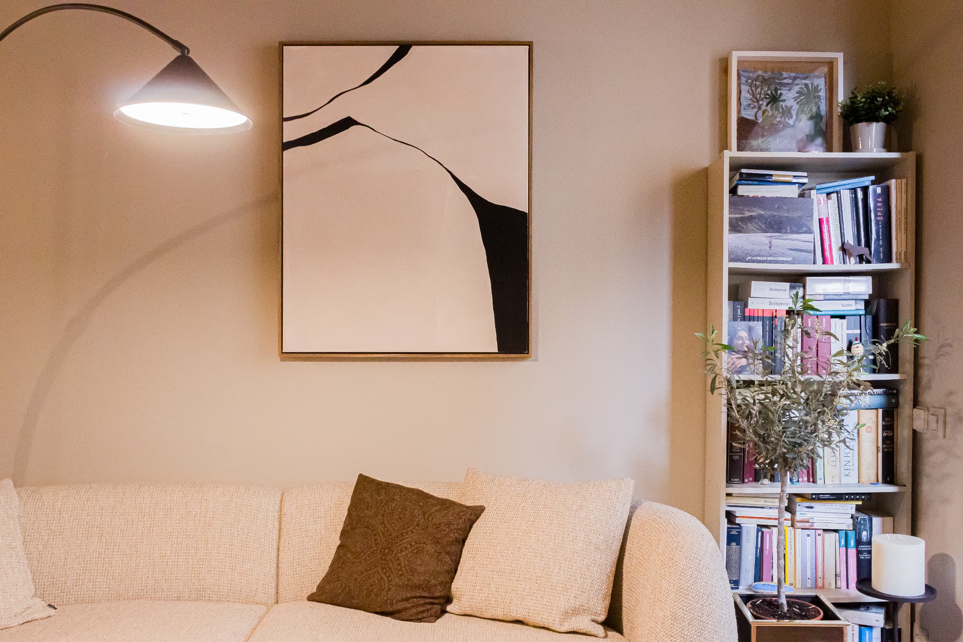 Portolà — detalle de obra gráfica y librería