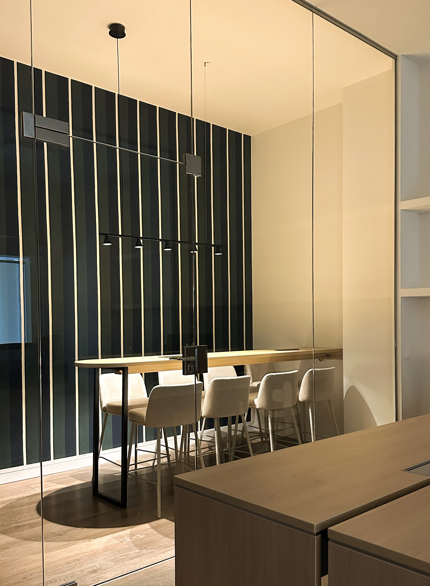 Oficinas Sailor Pro — sala de reuniones acristalada