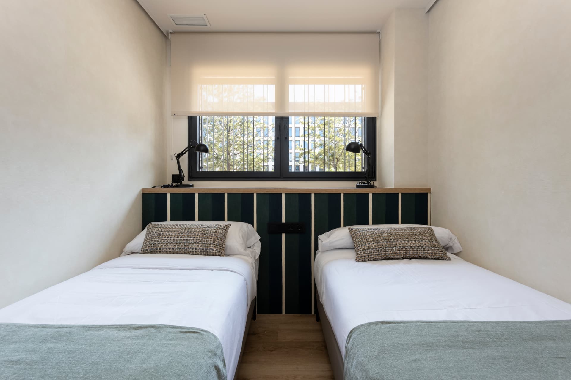 Apartamentos Sailor Pro — dormitorio con camas gemelas