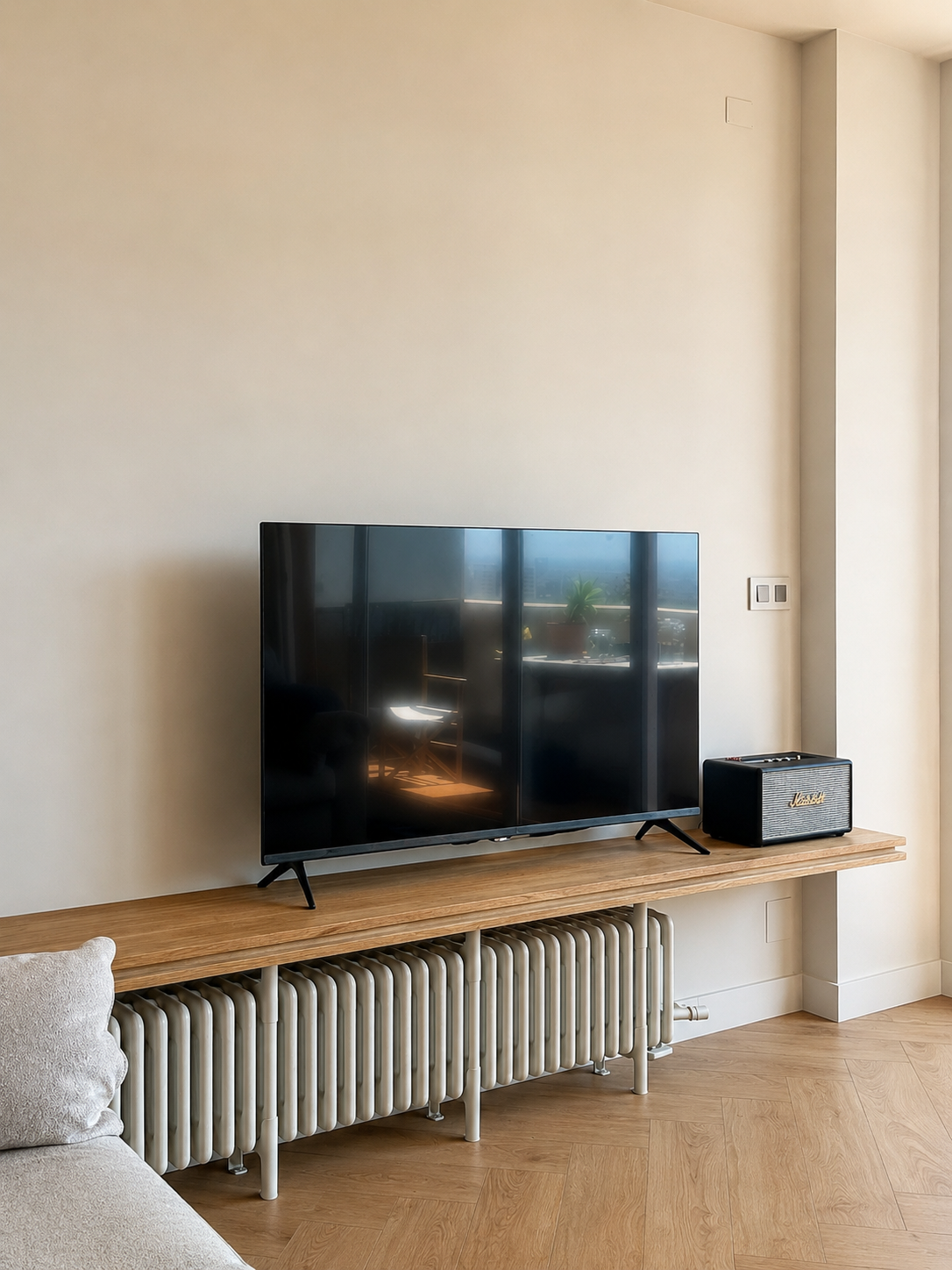 Reina Elisenda — mueble bajo ventana