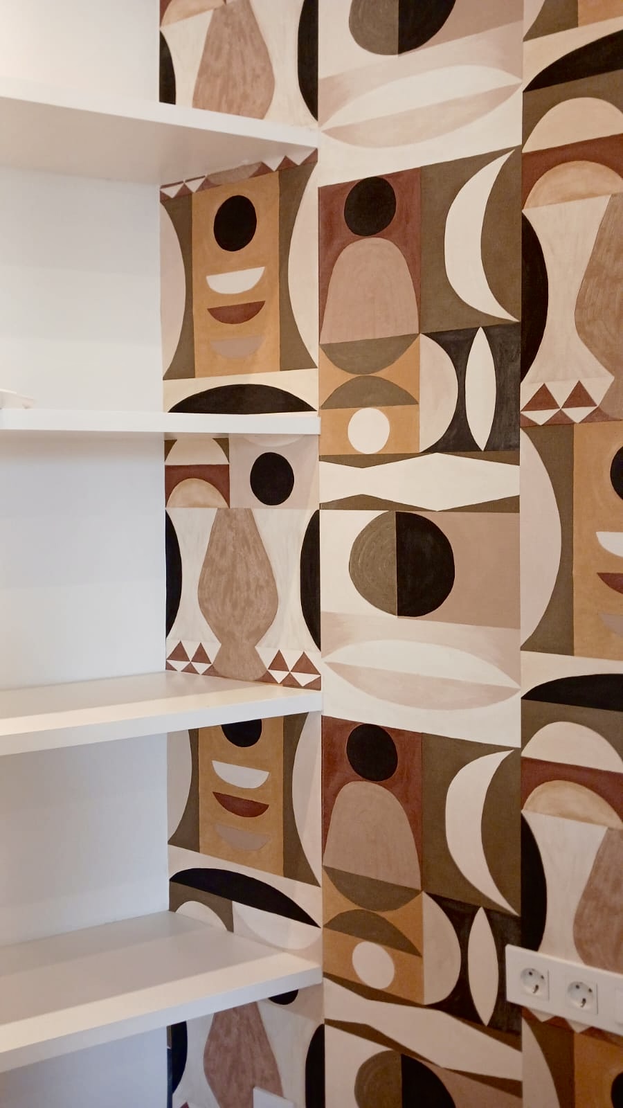 Viladomat — mural y estantería integrada