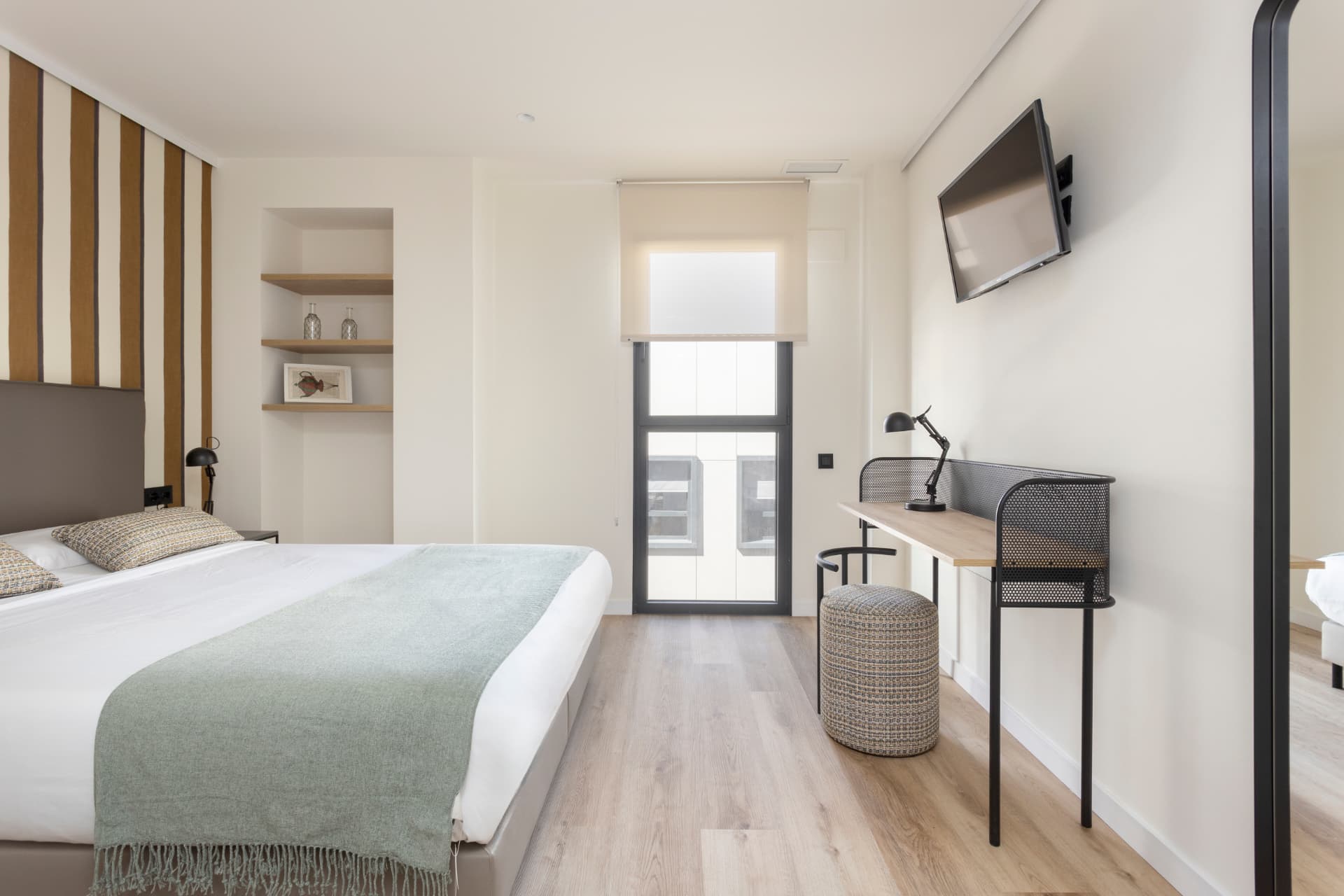 Apartamentos Sailor Pro — dormitorio con escritorio