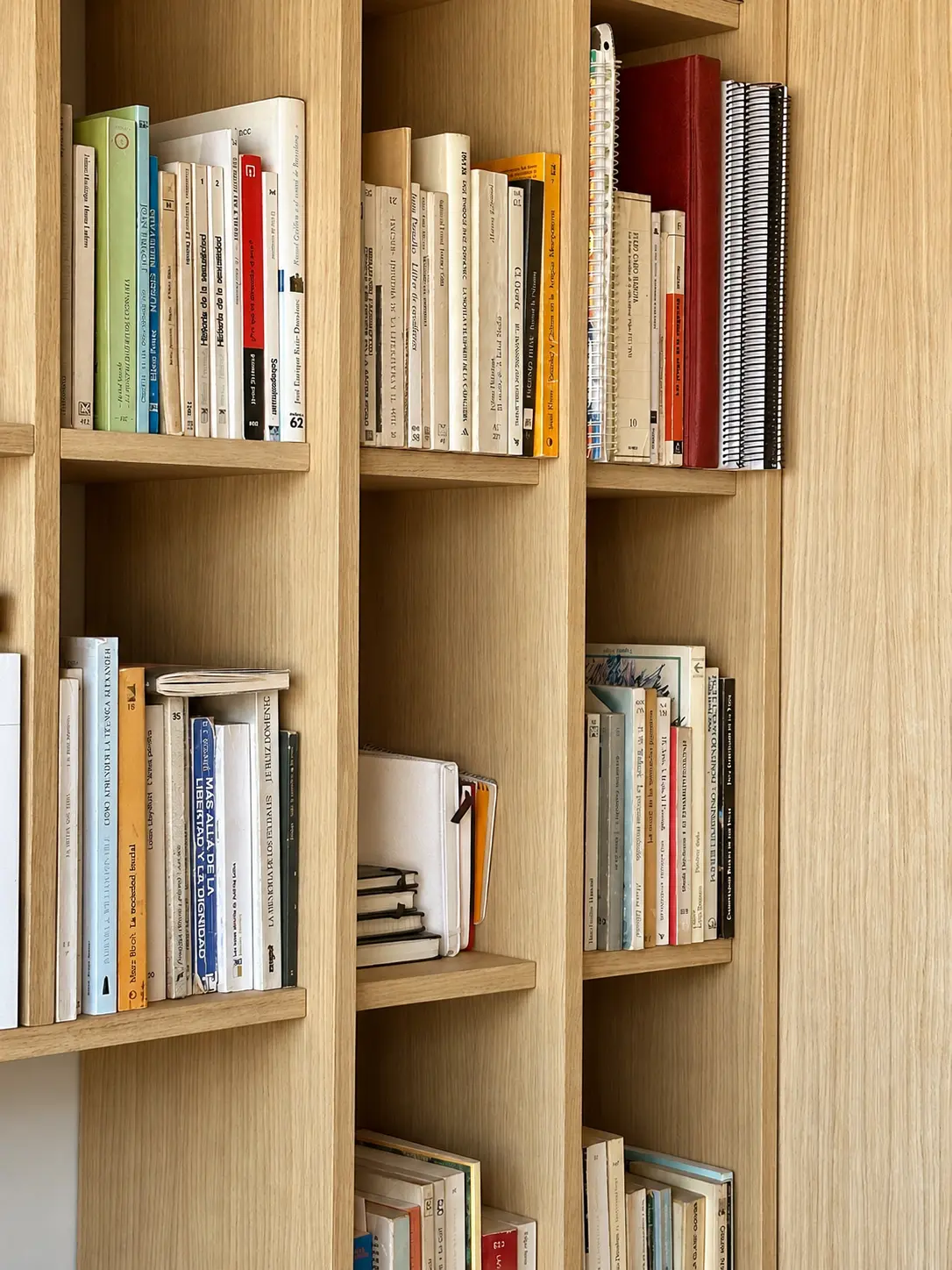 Reina Elisenda — detalle de la librería