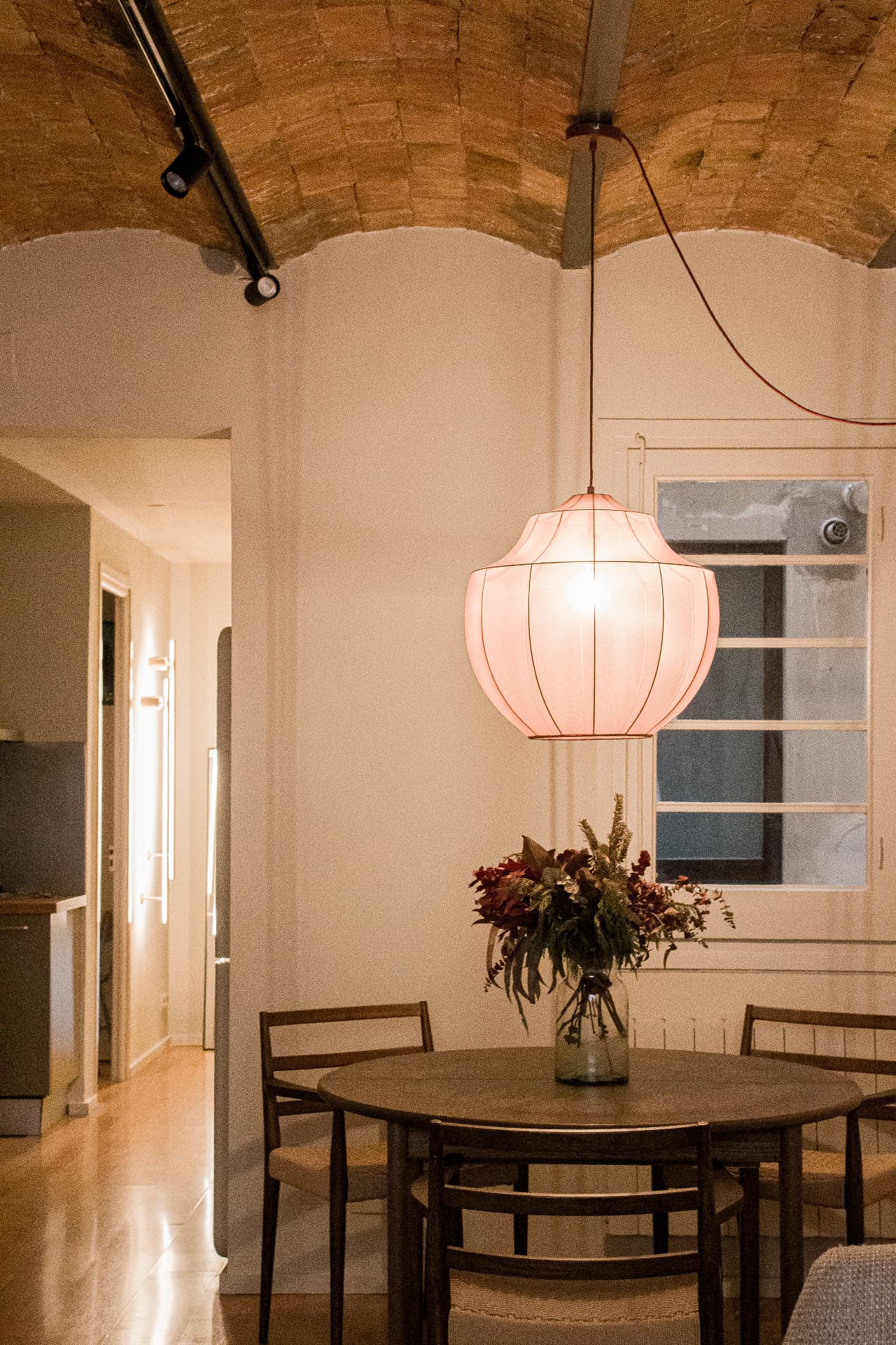 Portolà — comedor con lámpara de seda