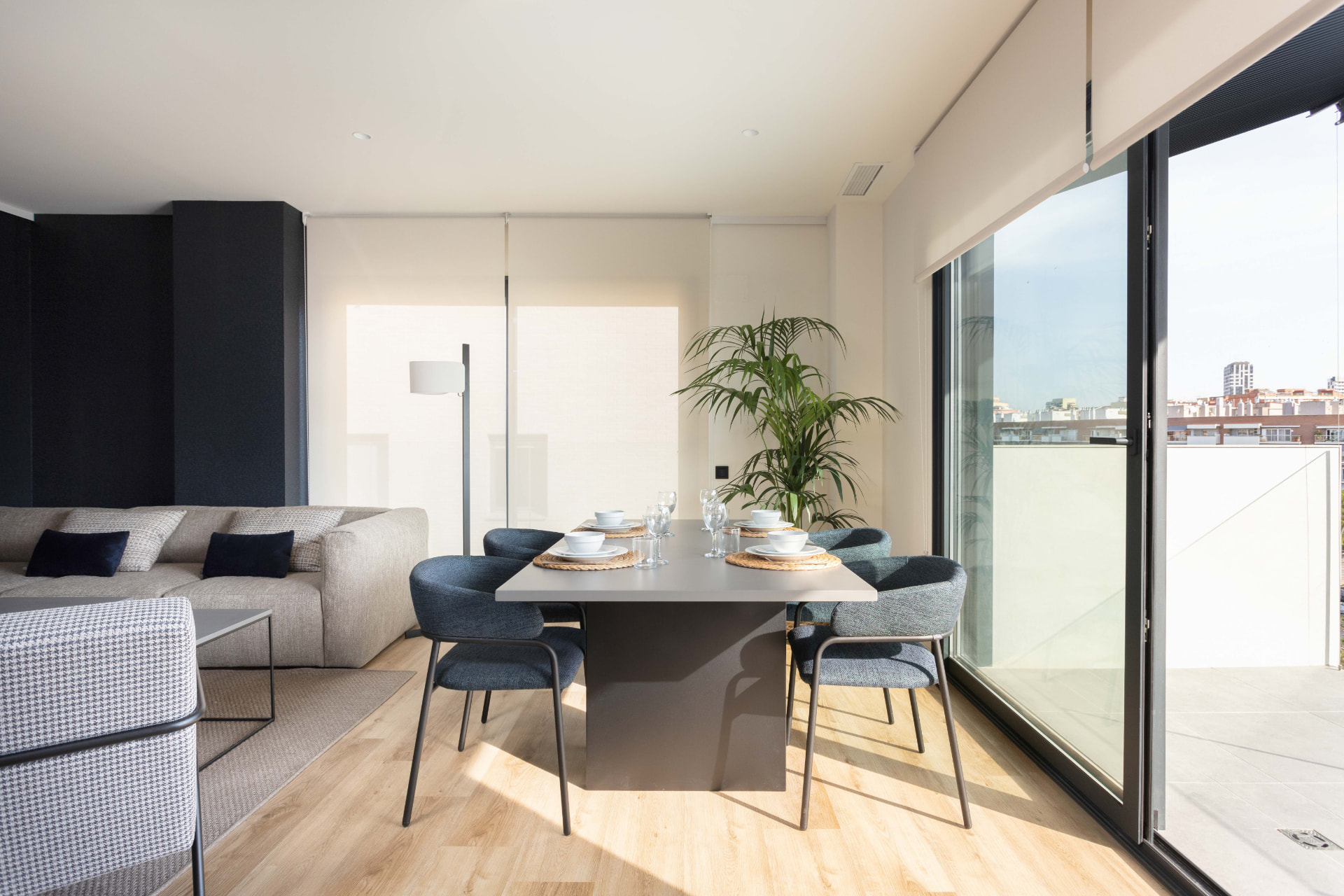 Apartamentos Sailor Pro — comedor junto a la terraza