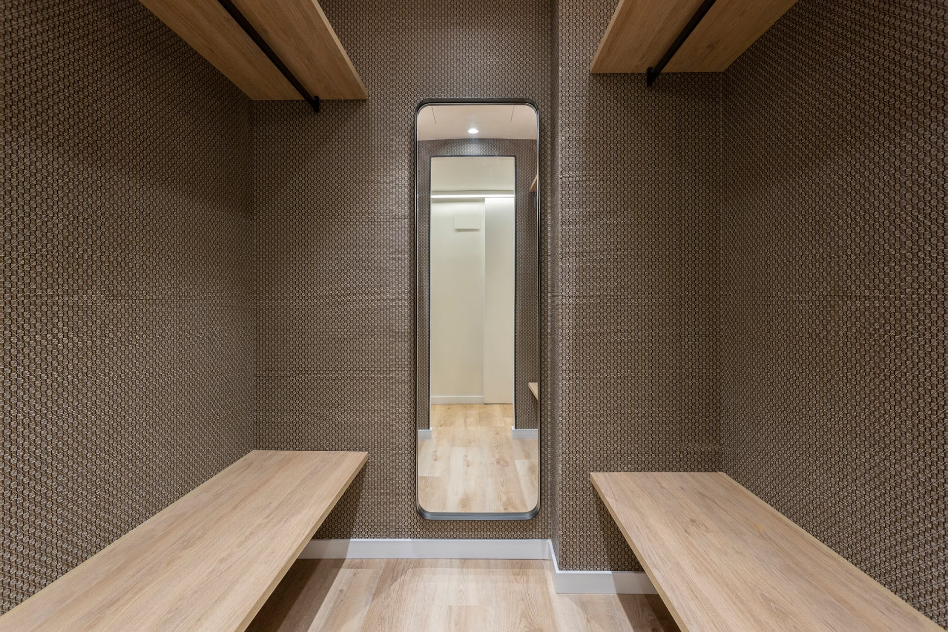 Apartamentos Sailor Pro — vestidor con espejo y estantes de madera