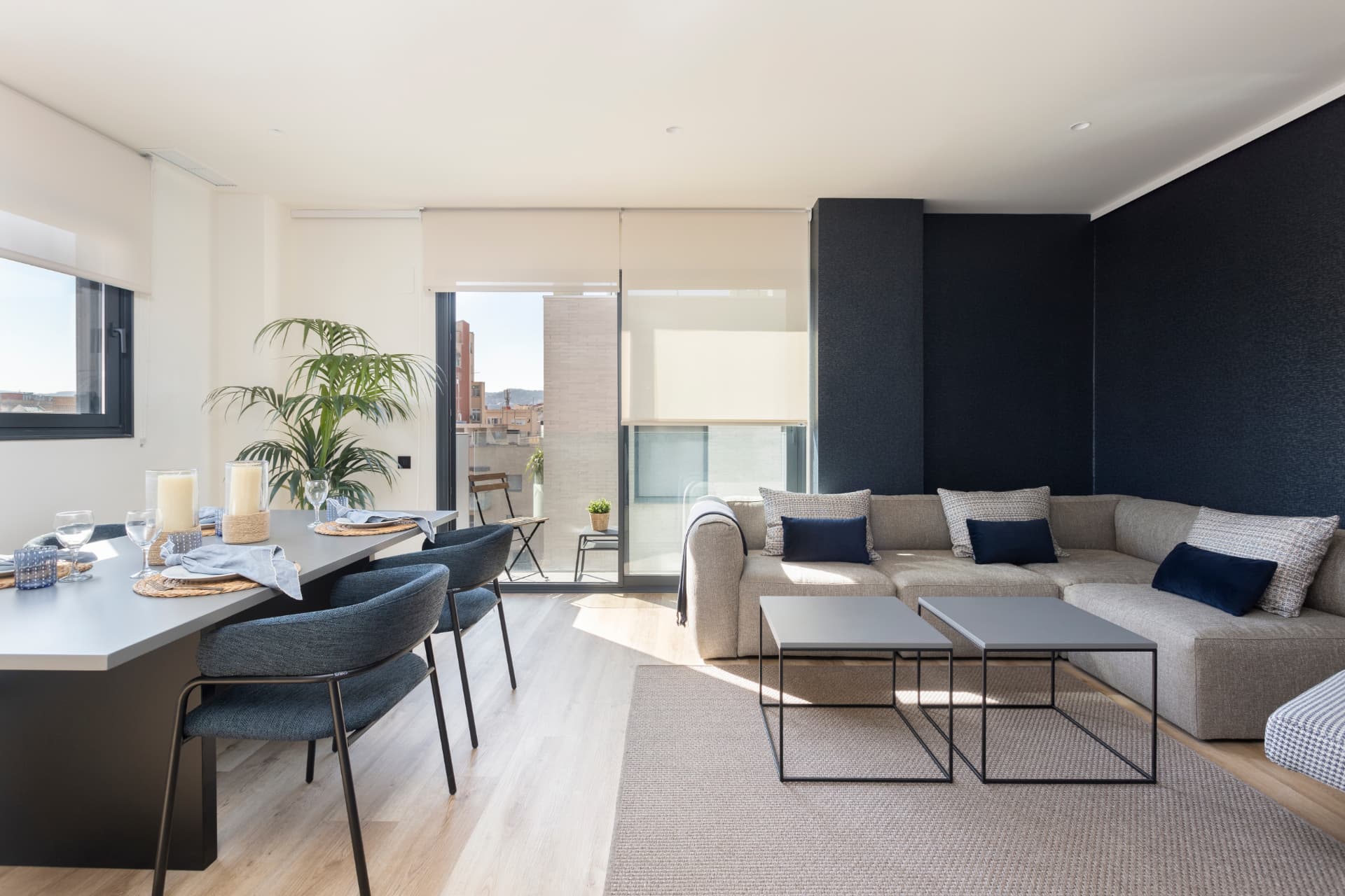 Apartamentos Sailor Pro — salón comedor con terraza